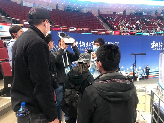 技術(shù)人員接受采訪